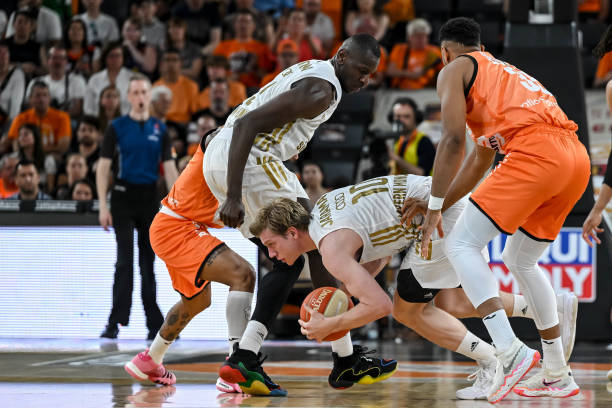 中场强援或 中场强援或