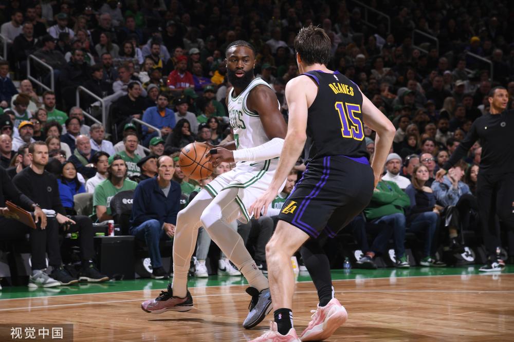 并从中引发 并从中引发